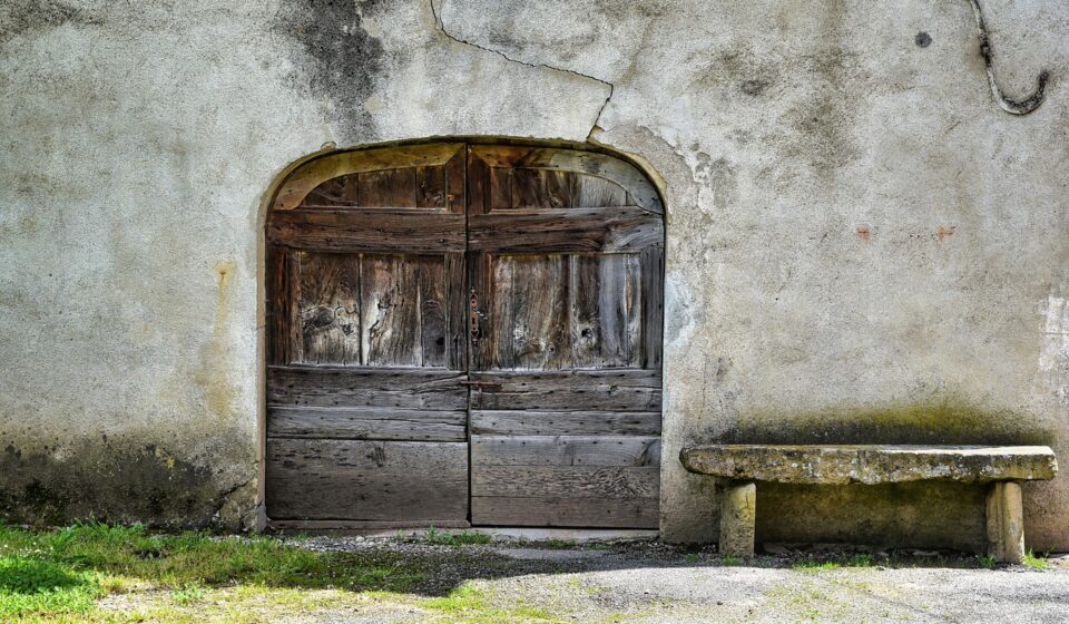 door, entry, bench, drink, wall, pierre, rustic, former, old, door, bench, bench, bench, wall, wall, wall, wall, wall