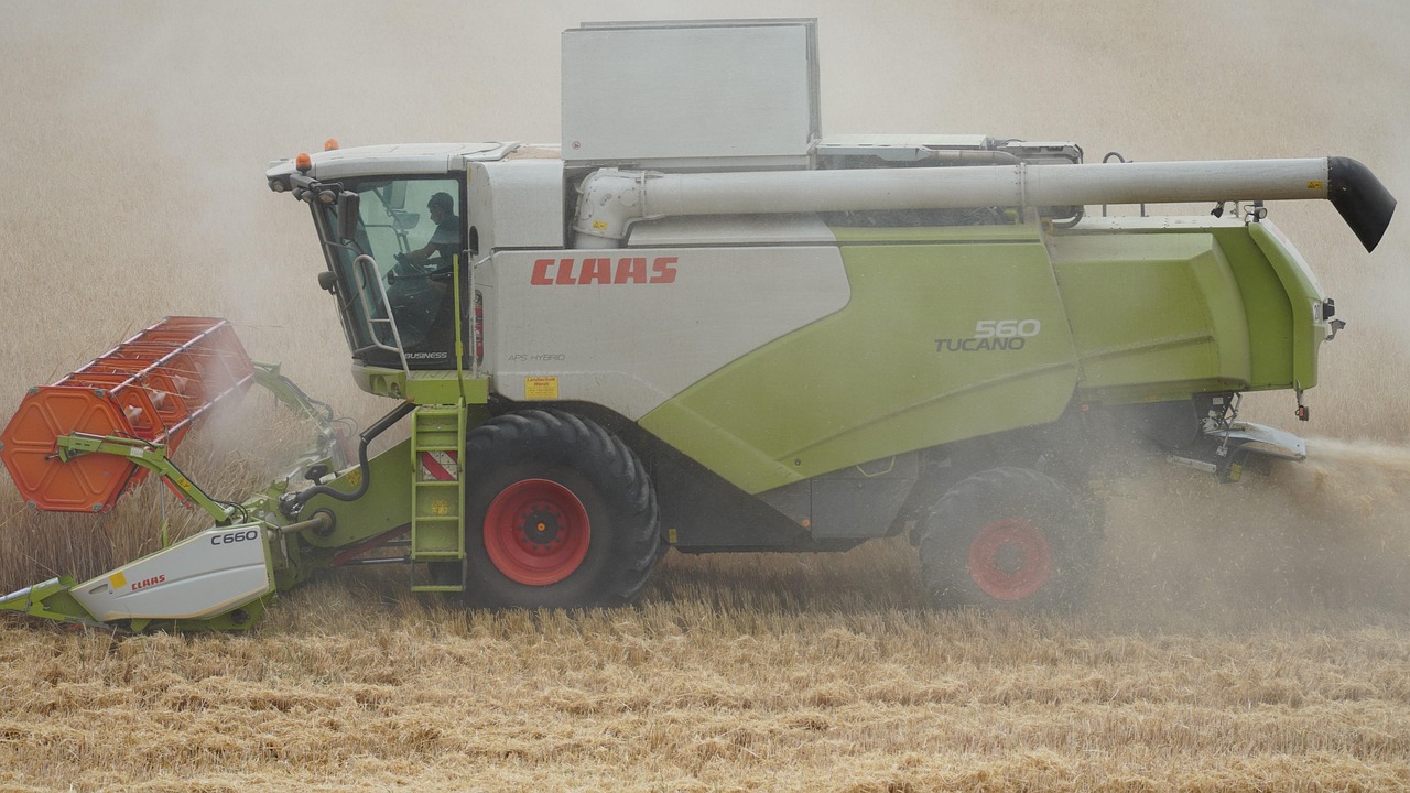 combine harvester, harvest, agriculture, farmer, crop yield, grain, grain harvest, food, agricultural machinery, agricultural machine, farming, summer, landscape, field, to harvest, nature, wheat, barley, rye, cereals, harvester, agricultural machinery manufacturer