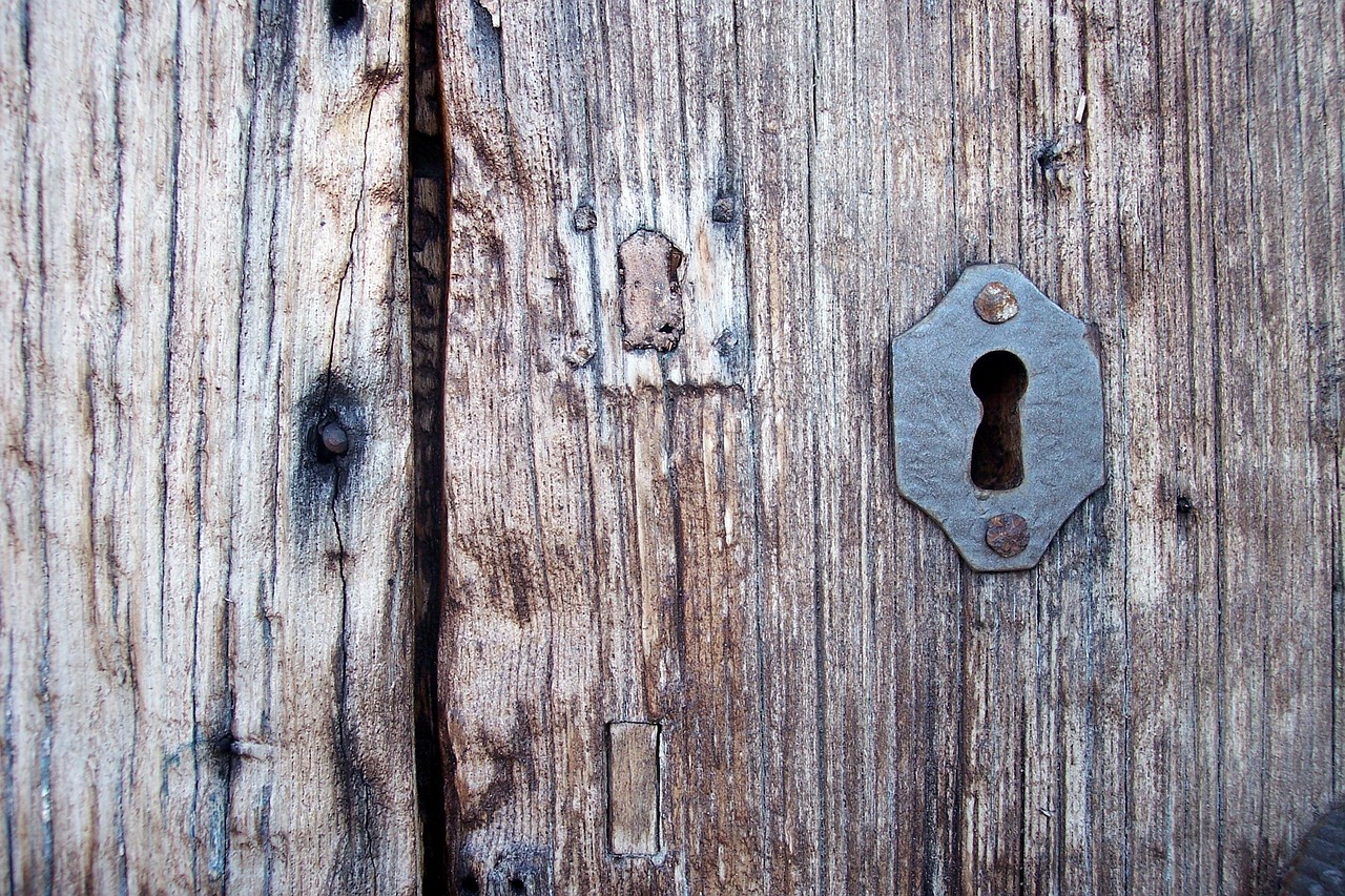 key, key patch, old port, entry, door, rust, keyhole, keyhole, keyhole, keyhole, keyhole, keyhole